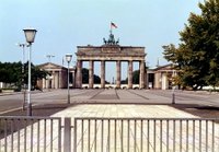 De brandenburger Tor gezien vanuit het oosten van Berlijn