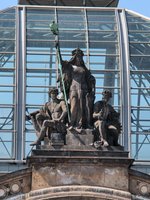 Het beeld boven de ingang van Dresden Hauptbahnhof.