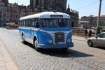 Mooi oude Oost- Duitse bus op de brug tussen de alt- en de neu-stadt in Dresden 29 augustus 2015