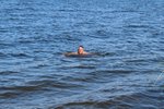 Peter zwemt even een stukje in het meer 31 augustus 2018