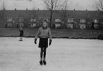 Mijn moeder Ida van Maris pas 12 jaar, in de winter van 1941 op de schaats op de Jan Gijzenkade in Haarlem.