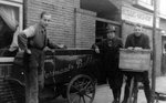 Een foto van mijn vader Wen Mathot (links op de foto) toen hij nog rijwielhersteller was in Haarlem. Deze foto heb ik nu pas ontdekt. Leuk hoor.