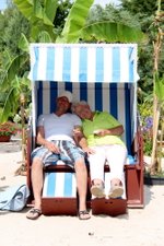 Peter samen met zijn moeder in een strandstoel in het park in Duitsland 6 juli 2015