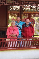 Peter met zijn vader Ben en moeder Door in de Chinese tuin van de Hortus in Haren 9 juli 2015