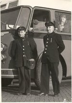 Rechts op de foto staat mijn Opa Theo van Maris samen met collega Ted Janssen in NZH uniform voor een Crossleybus begin jaren '50