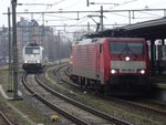 Traxx 186 295-2 van Railpool en 189 066-4 van DBS in station Beverwijk 7 maart 2017
