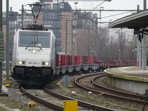 Traxx 186 295-2 van Railpool met een staalplakkentrein staat in station Beverwijk klaar voor vertrek 7 maart 2017