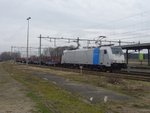 Traxx 186 295-2 van Railpool voor een staalplakkentrein in Beverwijk 7 maart 2017