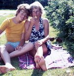 Ik samen met mijn moeder Ida in Grote Keeten (bij de Hondsbossche Zeewering).   We waren op visite bij tante Lenie die daar een huisje had gehuurd voor de vakantie