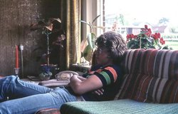 Op de bank bij mijn vader en moeder thuis TV kijken. Leuk behang in 1974