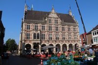 Het stadhuis van Bochol met daarvoor de groente en bloemenmarkt.