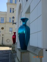 Deze grote gekleurde vasen staan tentoongesteld bij het stadhuis van Luxemburg 6 september 2016